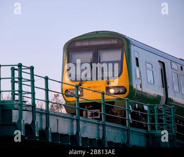 Treno Irish Rail serie 29000 che passa sopra il ponte di metallo visto dal basso Foto Stock