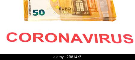 Concetto di impatto finanziario del covid-19 sullo spazio monetario europeo. Confezione da cinquanta euro fatture su sfondo bianco con coronavirus scritto con lettera rossa Foto Stock