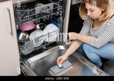 Una lavastoviglie è un dispositivo che consente di risparmiare tempo, acqua ed elettricità e tutti i piatti vengono lavati accuratamente. Foto Stock