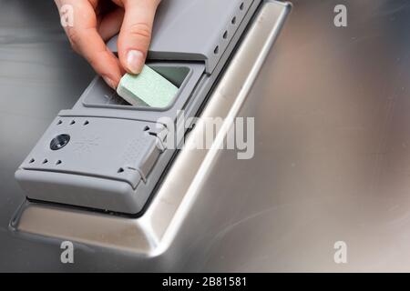 Una lavastoviglie è un dispositivo che consente di risparmiare tempo, acqua ed elettricità e tutti i piatti vengono lavati accuratamente. Foto Stock