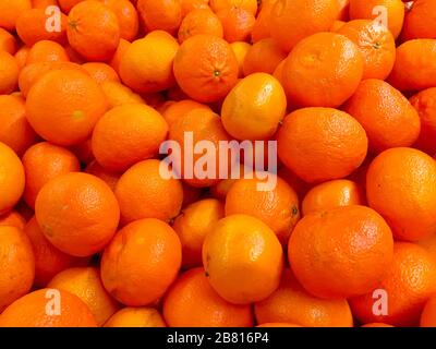 Tangerini freschi su una bancarella del mercato. Mandarini freschi arance frutta o tangerini come sfondo Foto Stock