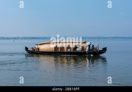 Alapphuzza, Kerala, India - Dicembre 25 2019 - UNA bella casa galleggiante Foto Stock