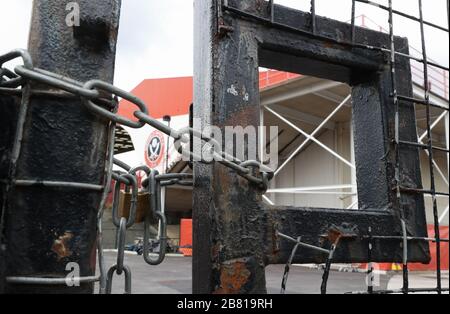 Una vista generale delle porte chiuse a Bramall Lane, sede di Sheffield United. I club della Premier League si riuniranno il giovedì mattina per discutere gli incontri e le finanze in mezzo alla pandemia di coronavirus. Foto Stock