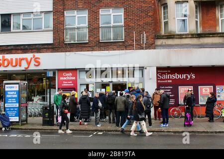 Shoppers coda fuori muswell Hill sainsburys londra inghilterra in mezzo al panico del virus corona acquisto 2020 marzo Regno Unito Foto Stock