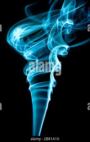 Fumo blu su sfondo nero. Fumo e nebbia si diffonde e va dal basso verso l'alto e l'angolo destro Foto Stock