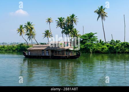 Alapphuzza, Kerala, India - Dicembre 25 2019 - una casa galleggiante in un canale Foto Stock
