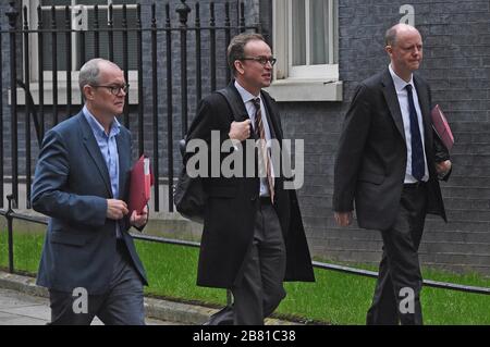 Consigliere scientifico capo Sir Patrick Vallance (a sinistra) e Chief Medical Officer for England Chris Whitty (a destra) lasciare 10 Downing Street, Londra, come il governo si aspetta di pubblicare un'emergenza corronavirus Powers Bill. Foto Stock