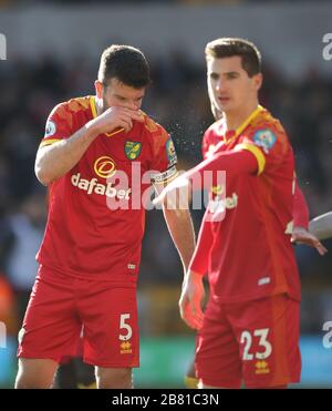 Il Grant Hanley di Norwich City soffia il naso durante la partita della Premier League a Molineux, Wolverhampton. Foto Stock