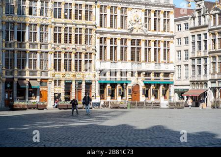 Una squadra di notizie è sulla Grand Place quasi vuota a Bruxelles che riporta il vuoto immenso dopo che il governo ha implementato regole più severe di blocco Foto Stock