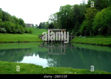 Ponte ornamentale palladiano, uno dei quattro al mondo. Prior Park College a Bath, Ralph Allen Drive, Bath, Somerset UK.Prior Park College, la esc Foto Stock