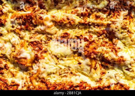 Vista ravvicinata e dall'alto di una lasagna appena sfornata pronta per servire. Foto Stock