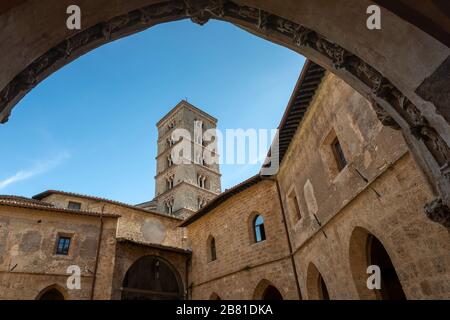 Subiaco, Italia - 23 febbraio 2020: Monastero di Santa Scolastica - scorcio del campanile, dall'interno del chiostro. Foto Stock