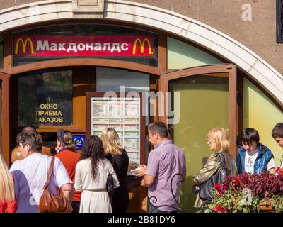 In fila al di fuori dei McDonald's a Mosca in Russia Foto Stock