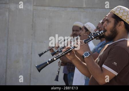 Ahmedabad / India / 11 aprile 2017: Il clarinetto si è concentrato a suonare in una band di 6 uomini in India Foto Stock