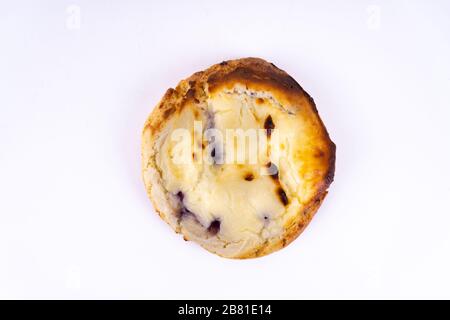 Una cheesecake biscotto con mirtilli su sfondo bianco con spazio copia - vista dall'alto Foto Stock