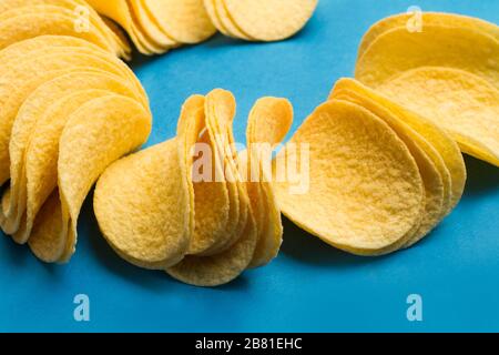 Un sacco di patatine in linea su uno sfondo blu Foto Stock