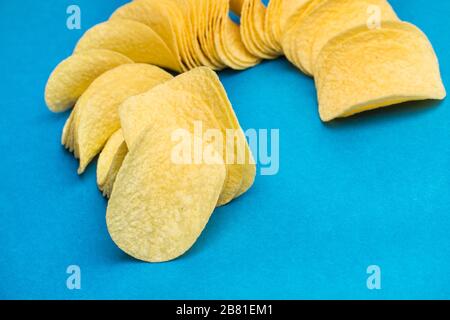 Un sacco di patatine in linea su uno sfondo blu Foto Stock