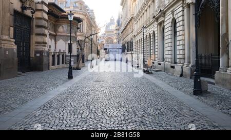 Bucarest, Romania - 19 marzo 2020: Centro storico vuoto dopo bar e ristoranti chiusi per mitigare la diffusione del Coronavirus (. Foto Stock