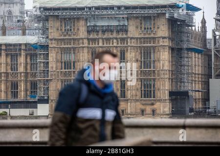 Londra, Regno Unito. 19 Mar 2020. Londra si mette a freno mentre il governo prepara il Coronavirus Bill di emergenza. Giovedì 19 marzo 2020, Westminster, Londra, Regno Unito il governo sta elaborando piani radicali per far rispettare la chiusura di emergenza di ristoranti, bar, pub e cinema nella capitale e limitare l'uso dei trasporti pubblici solo ai "lavoratori chiave" essenziali. La misura metterebbe centinaia di migliaia di persone fuori lavoro e trasformerebbe Londra in una città fantasma. Credit: Jeff Gilbert/Alamy Live News Foto Stock