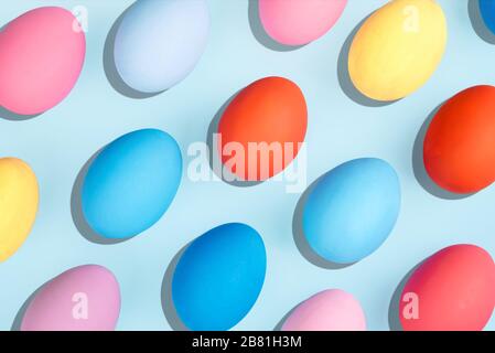 Uova dipinte su sfondo color pastello. Foto Stock