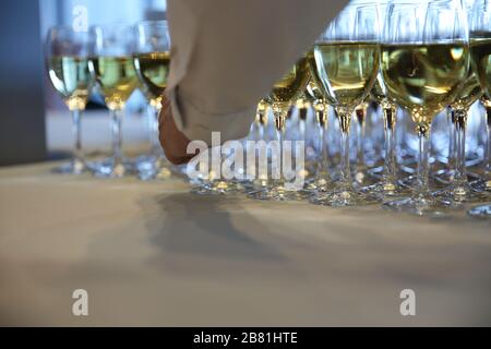 Fila di bicchieri di vino. Un ristorante. Buffet. Foto Stock