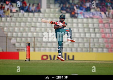 Bangladese il battsman Tamim Iqbal Khan si batte contro lo Zimbabwe nel secondo incontro ODI di tre serie di partite a SICS, Sylhet, Bangladesh Foto Stock