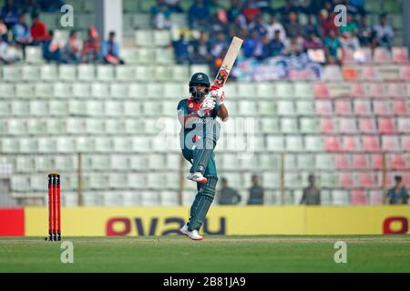 Bangladese il battsman Tamim Iqbal Khan si batte contro lo Zimbabwe nel secondo incontro ODI di tre serie di partite a SICS, Sylhet, Bangladesh Foto Stock