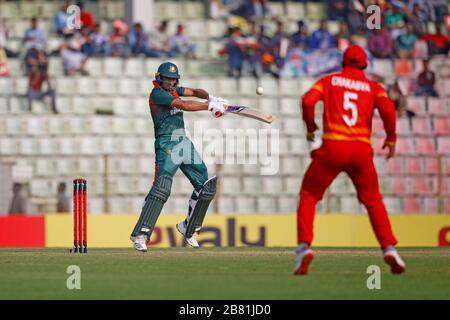 Bangladesi ha aperto il battitore Mahmudullah contro lo Zimbabwe nel secondo incontro ODI di tre serie di partite a SICS, Sylhet, Bangladesh Foto Stock