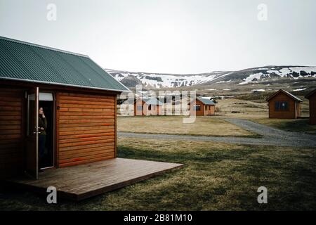 Tipiche cabine islandesi e nordiche in legno in campagna Foto Stock