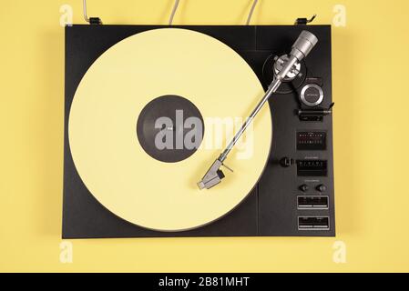 Registrazione in vinile colorato su sfondo giallo con spazio per la copia. Foto Stock