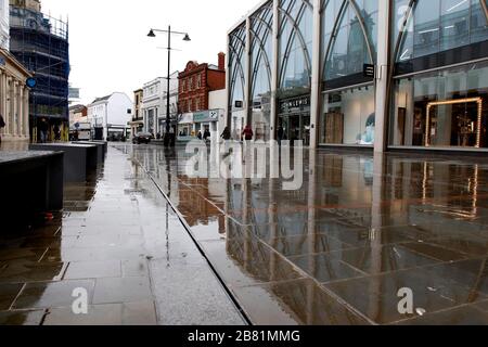 Cheltenham, Regno Unito. 19 marzo 2020. Coronavirus britannico, Covid-19, fuori del deposito di John Lewis su High Street, Cheltenham, Inghilterra, solitamente occupato ma quasi vuoto dovuto il distanziamento sociale e l'auto-isolamento richiesto dal governo britannico durante la pandemia di coronavirus. Credito: Andrew Higgins/Thousand Word Media Ltd/Alamy Live News Foto Stock