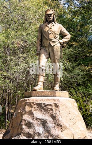 Statua di David Livingstone sulla strada per il sentiero che corre di fronte alle maestose Cascate Vittoria sul lato Zimbabwe del confine Foto Stock