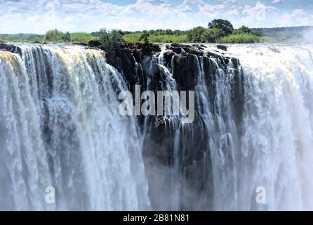 Horseshoe Falls, un aspetto magico delle maestose Cascate Vittoria in pieno regime, in aprile alla fine della stagione delle piogge Foto Stock