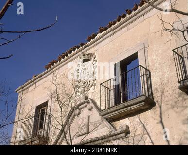 ESCUDO NOBILIARIO EN LA FACHADA DEL ESQUILEO DEL MARQUES DE PERALES - 1728. UBICAZIONE: PALACIO DEL ESQUILEO. ESPINAR EL. SEGOVIA. SPAGNA. Foto Stock