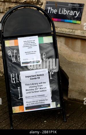 Gloucester, Regno Unito. 19 marzo 2020. UK Coronavirus, Covid-19, avviso di chiusura all'ingresso della Gloucester Library, come le strade di Gloucester, Inghilterra, sono quasi vuote a causa delle distanze sociali e di autoisolamento richiesto dal governo britannico durante la pandemia di coronavirus. Credito: Andrew Higgins/Thousand Word Media Ltd/Alamy Live News Foto Stock