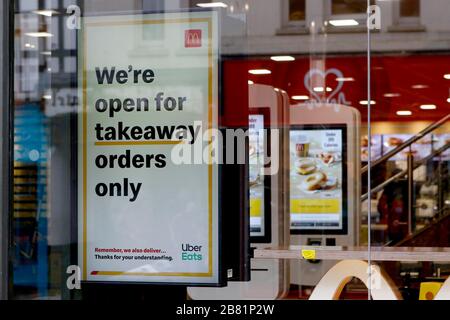 Gloucester, Regno Unito. 19 marzo 2020. UK Coronavirus, Covid-19, Takeaway solo segno in McDonalds a Gloucester, Inghilterra, a causa di distanza sociale e auto-isolamento richiesto dal governo britannico durante la pandemia di coronavirus. Credito: Andrew Higgins/Thousand Word Media Ltd/Alamy Live News Foto Stock