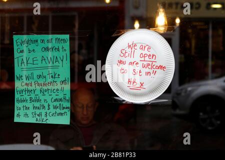 Gloucester, Regno Unito. 19 marzo 2020. Coronavirus britannico, Covid-19, servizio di Takeaway e cartello 'come in' sulla caffetteria Hubble Bubble, Westgate Street, Gloucester, Inghilterra, dopo le distanze sociali e l'autoisolamento richieste dal governo britannico durante la pandemia di coronavirus. Credito: Andrew Higgins/Thousand Word Media Ltd/Alamy Live News Foto Stock