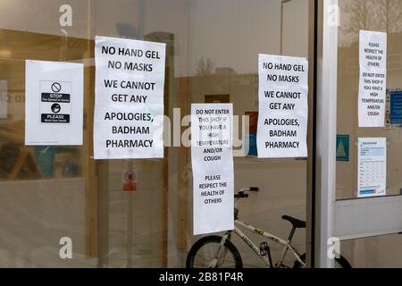 Gloucester, Regno Unito. 19 marzo 2020. UK Coronavirus, Covid-19, 'No Hand gel, no mask' segni relativi a Covid-19 sulla finestra della Badham Pharmacy nel centro di Gloucester, durante la pandemia di coronavirus. Credito: Andrew Higgins/Thousand Word Media Ltd/Alamy Live News Foto Stock