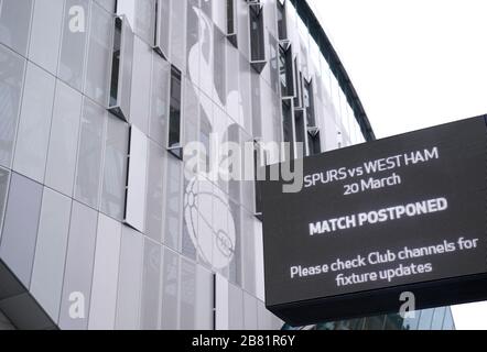 Una schermata mostra la partita contro il West Ham United che viene rimandata al Tottenham Hotspur Stadium, sede della Tottenham Hotspur FC. Il calcio professionistico in Inghilterra non riprenderà prima del 30 aprile a causa della pandemia di coronavirus. Una dichiarazione della Premier League, dell’EFL e della Football Association, insieme al gioco professionale delle donne, alla Professional Footballers’ Association e alla League Managers’ Association hanno confermato l’estensione della sospensione. Foto Stock