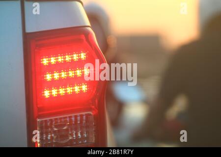 Luci di emergenza lato posteriore auto sera, luci di stop della parte  posteriore della vettura, luci di emergenza auto sulla strada ingorgo Foto  stock - Alamy