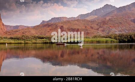 Tranquilla barca sul fiume Colorado, Landing dei traghetti di Lees, Arizona, Stati Uniti. Foto Stock