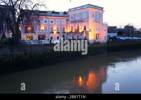 Il White Hart Hotel illuminato al tramonto sul fiume Haven a BOSTON nel Lincolnshire, Foto Stock