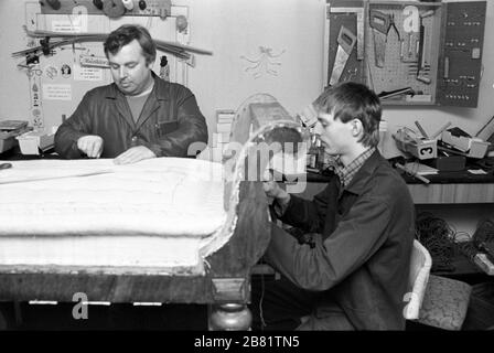 30 novembre 1984, Sassonia, Eilenburg: A metà degli anni '80 i mobili sono stati riparati o imbottiti con nuovo tessuto in un'azienda di tappezzeria di Eilenburg. Data esatta di registrazione non nota. Foto: Volkmar Heinz/dpa-Zentralbild/ZB Foto Stock