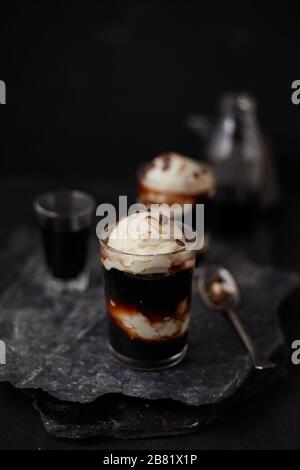 Caffè ghiacciato con gelato alla vaniglia chiamato affogato in Italia. Foto Stock