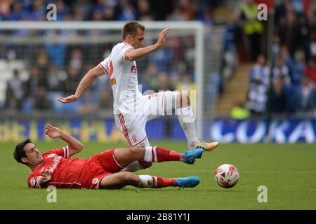 CARDIFF, UK - 14 ottobre 2014 Peter Whittingham della città di Cardiff combatte con Robert Tesche di Nottingham Forest durante la partita del campionato Sky Bet tra Cardiff City e Nottingham Forest presso il Cardiff City Stadium sabato 18 ottobre 2014 (Credit: MI News) Foto Stock