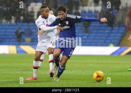 CARDIFF, UK - 6 FEBBRAIO 2016. LA battaglia DI MK Don's Rob Hall e Peter Whittingham della città di Cardiff durante la partita Sky Bet Championship tra Cardiff City e Milton Keynes Dons al Cardiff City Stadium sabato 6 febbraio 2016 (Credit: MI News) Foto Stock