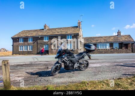 Moto fuori dal Cat e Fiddle pub inn Cheshire il secondo più alto locanda o casa pubblica in Inghilterra Foto Stock