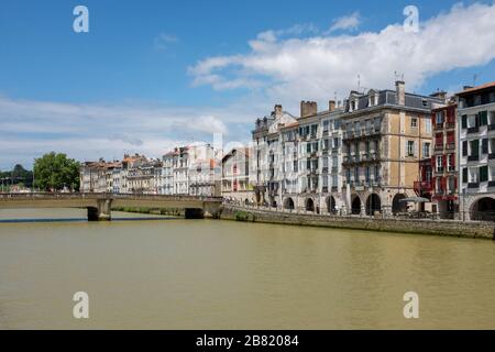 Il lungofiume Petit Bayonne quartiere a Bayonne, la capitale del Paese Basco francese nel sud-ovest della Francia. Foto Stock