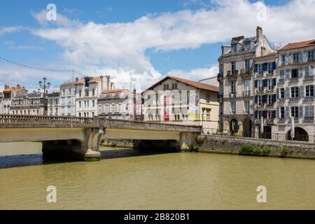 Il Pont Marengo (ponte Marengo) che si estende sul fiume Nive fino al quartiere Petit Bayonne a Bayonne, la capitale dei Paesi Baschi francesi Foto Stock