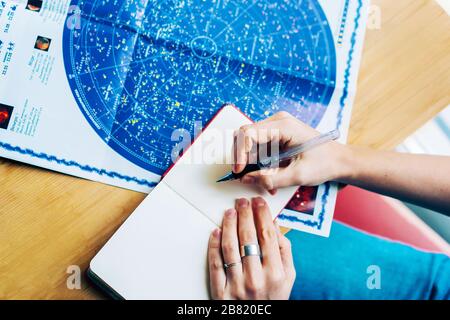 astrologia carte mani closeup remoto lavoro Foto Stock